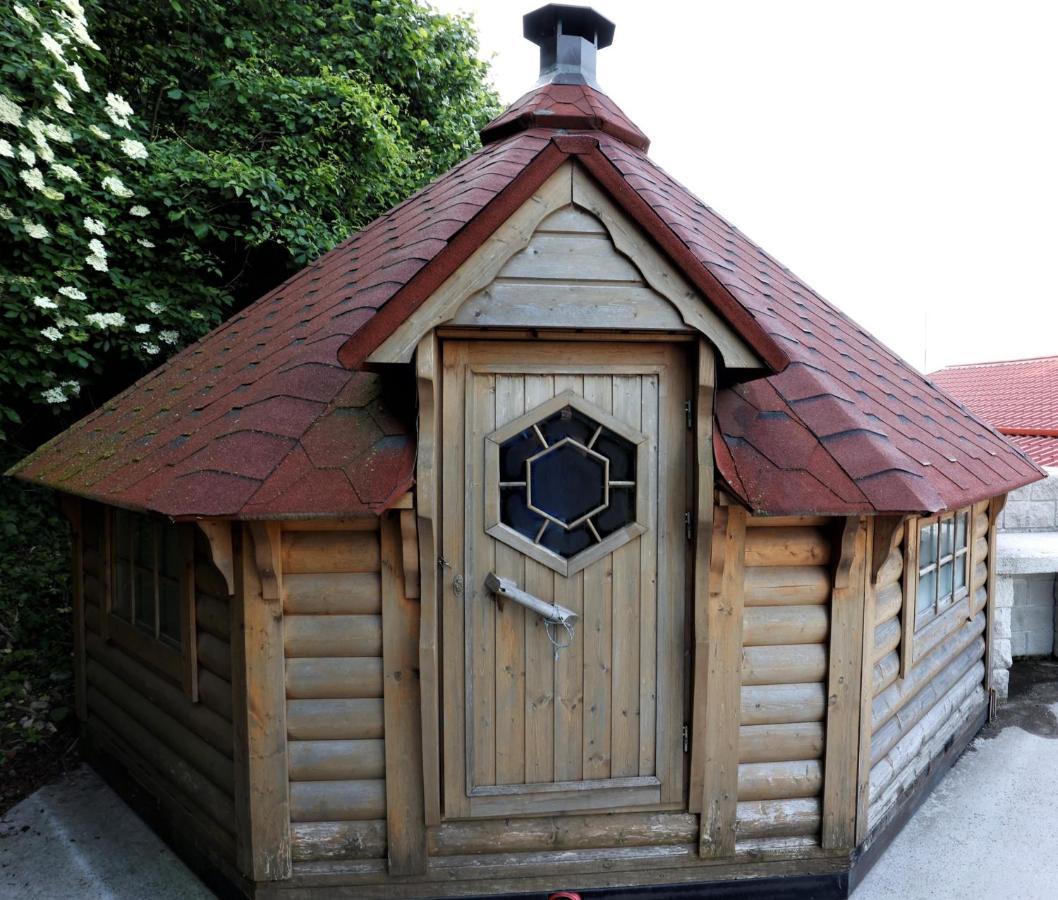 Guesthouse Idila Pod Nanosom Senozece Exterior foto