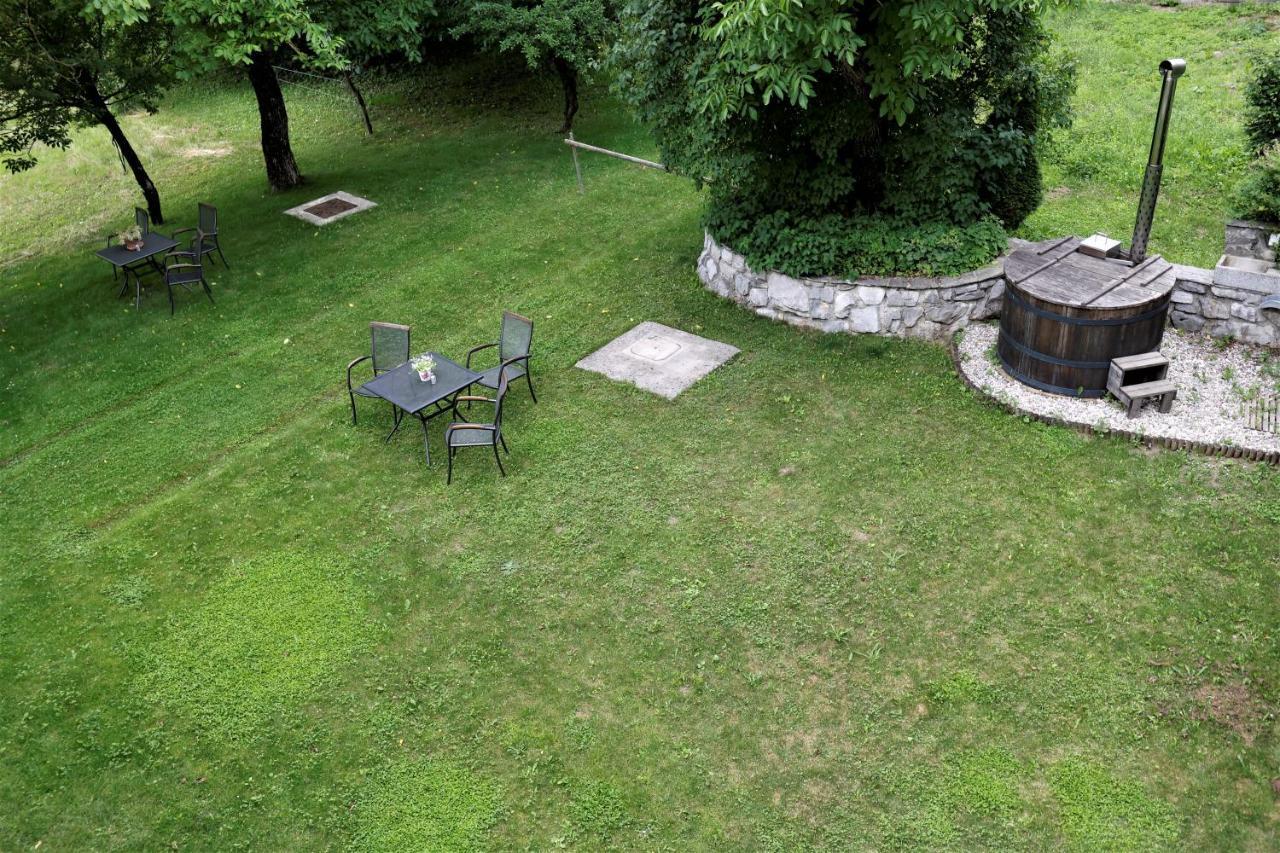 Guesthouse Idila Pod Nanosom Senozece Exterior foto